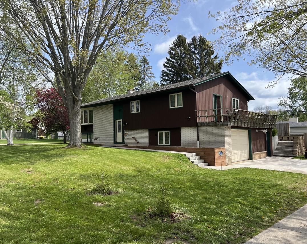 851 Linden St, Cleveland, WI 53015