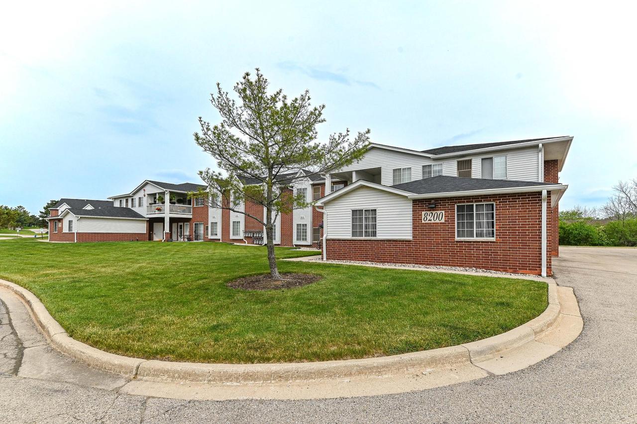 8200 Lexington Pl #12, Pleasant Prairie, WI 53158