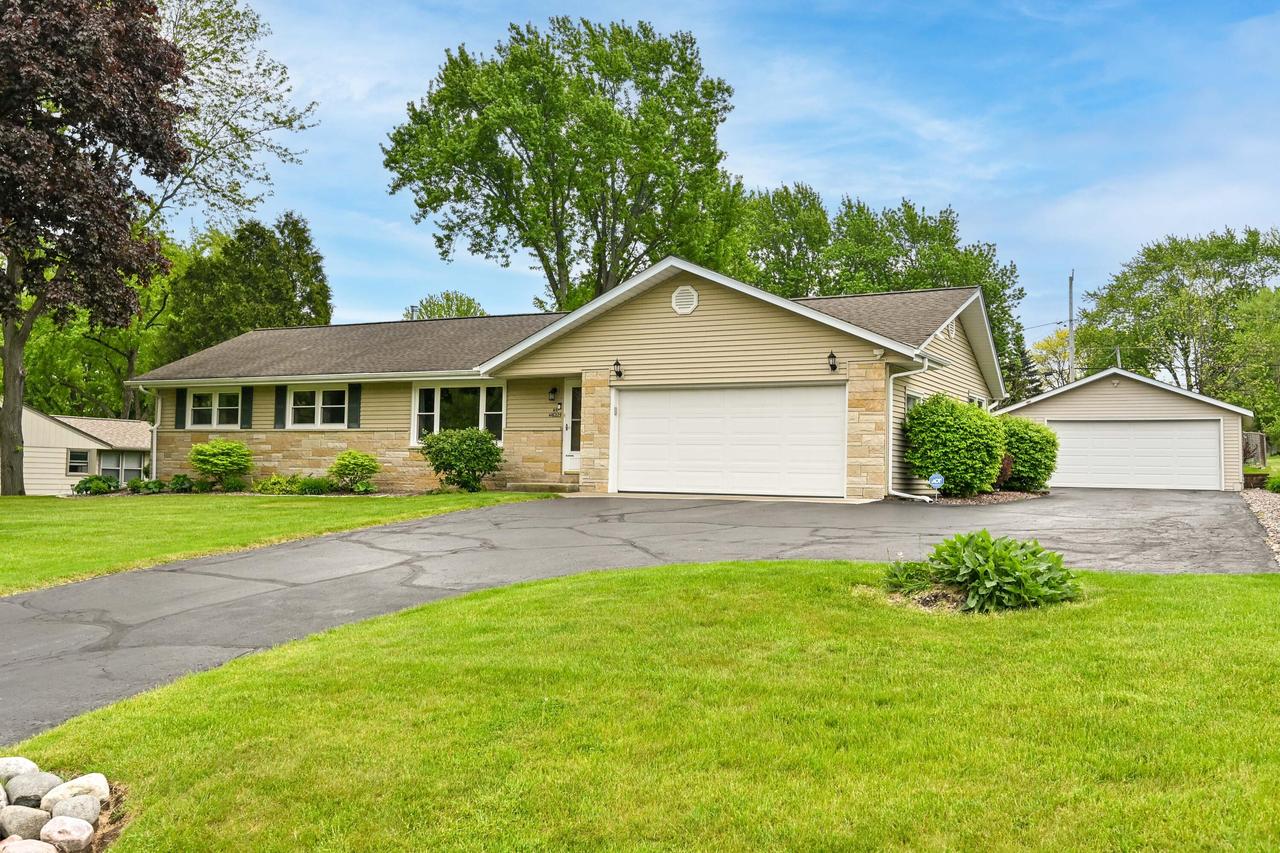 N51W16225 Fair Oak Pkwy, Menomonee Falls, WI 53051