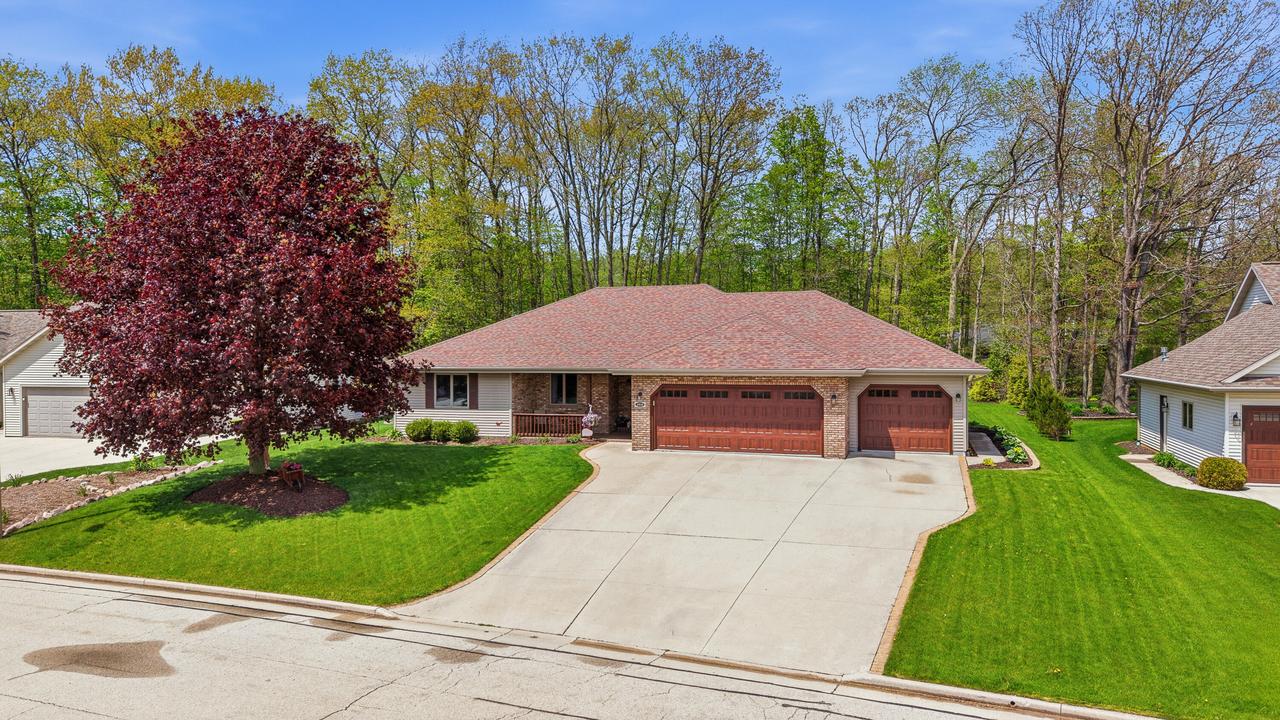 1616 Sandstone Ln, Howards Grove, WI 53083
