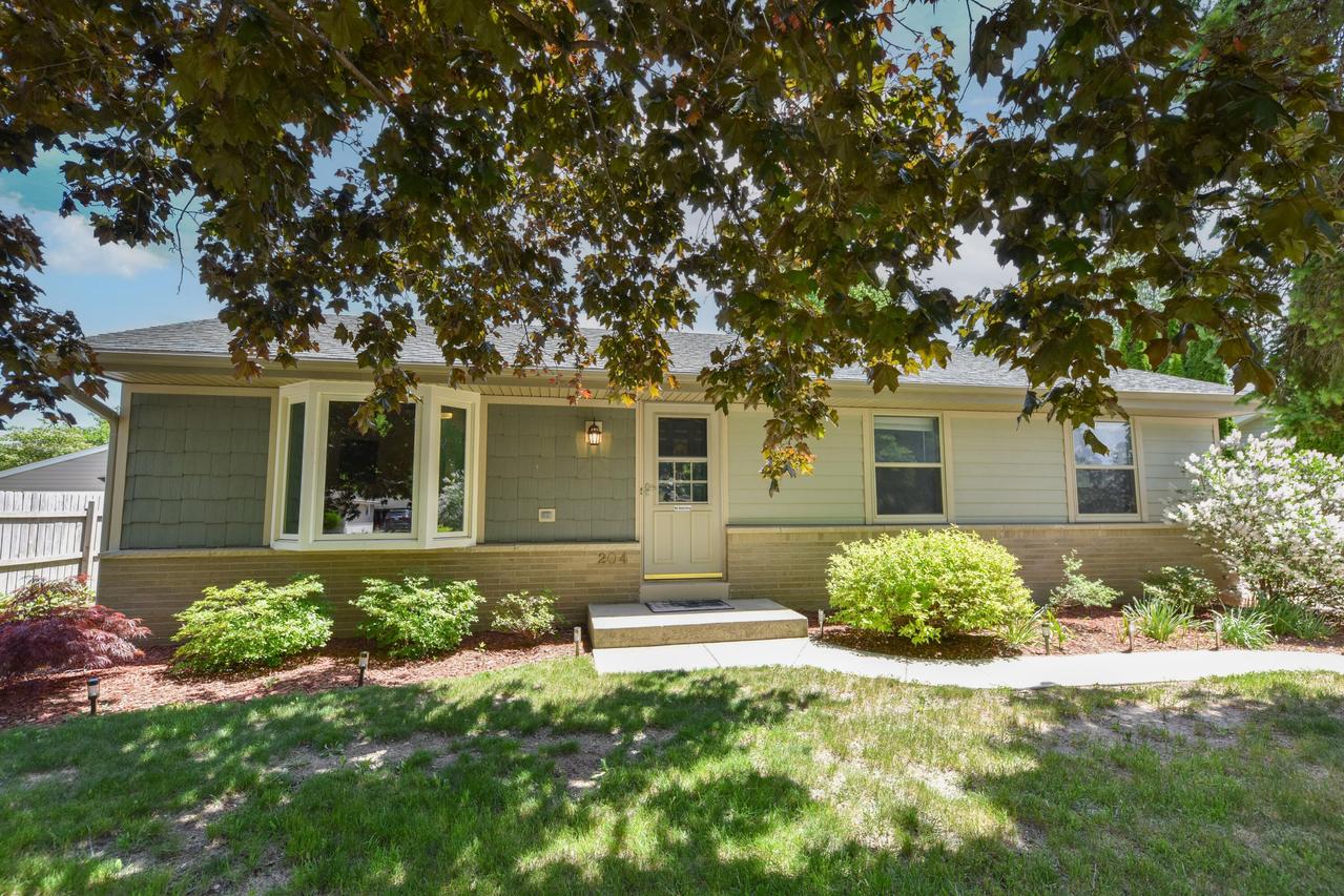 204 Judge Dr, Saukville, WI 53080