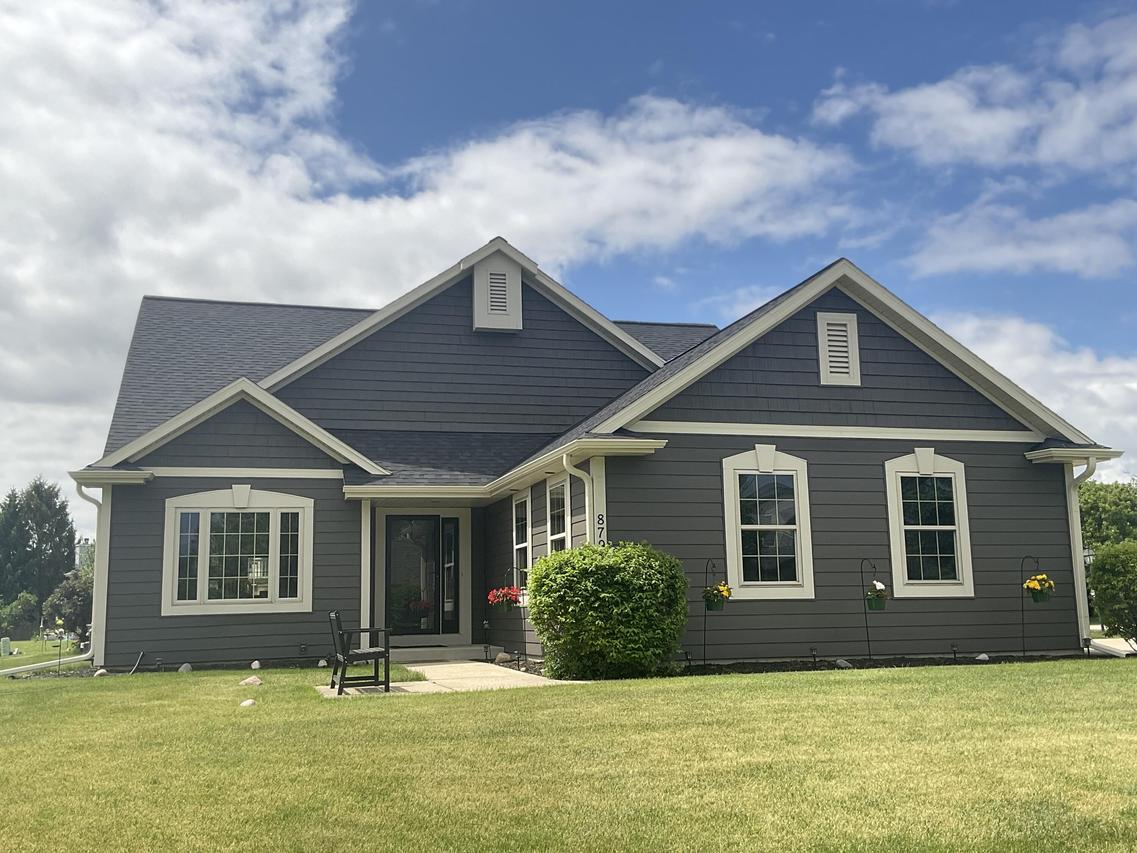 8791 S Clover Cir, Oak Creek, WI 53154