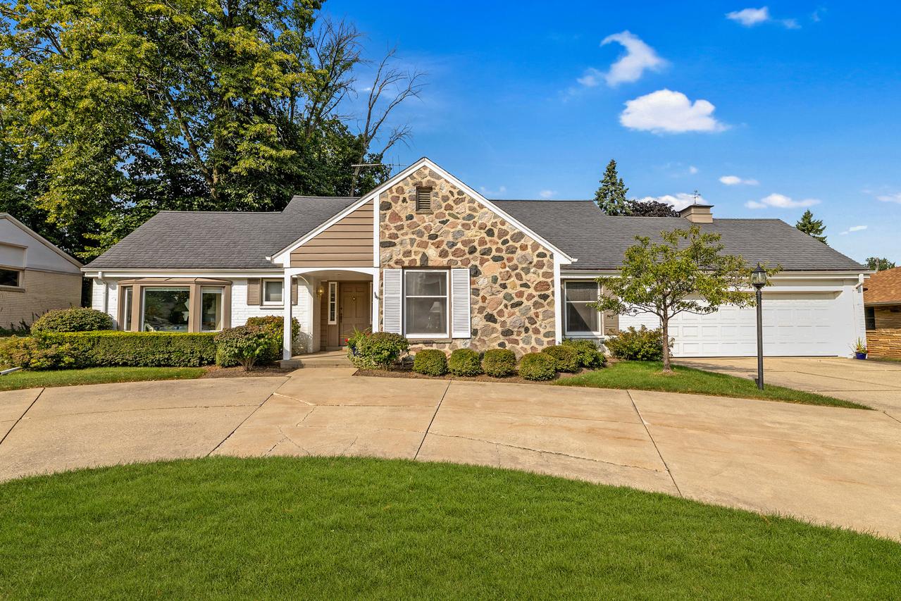 6807 N Reynard Rd, Fox Point, WI 53217