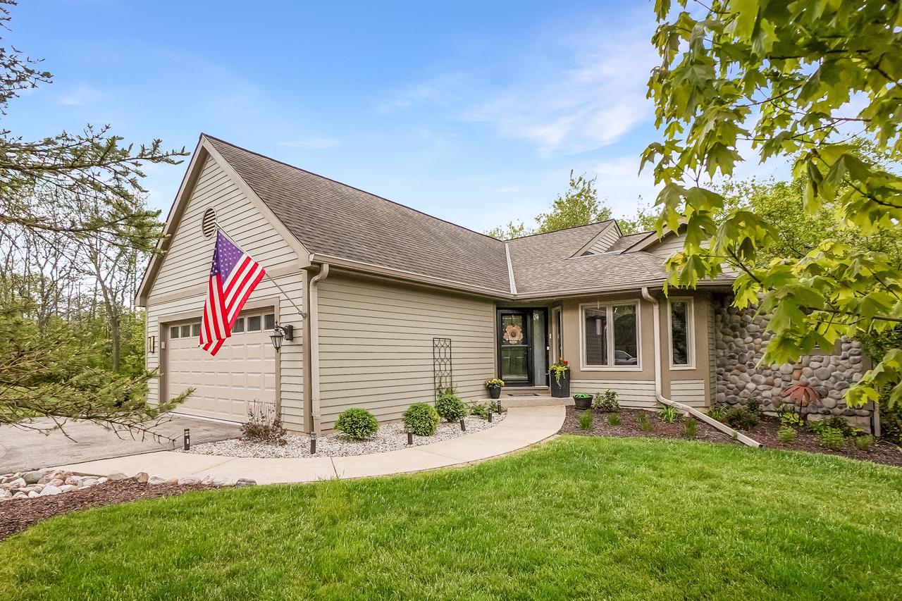 533 White Oak Trl, Hartland, WI 53029
