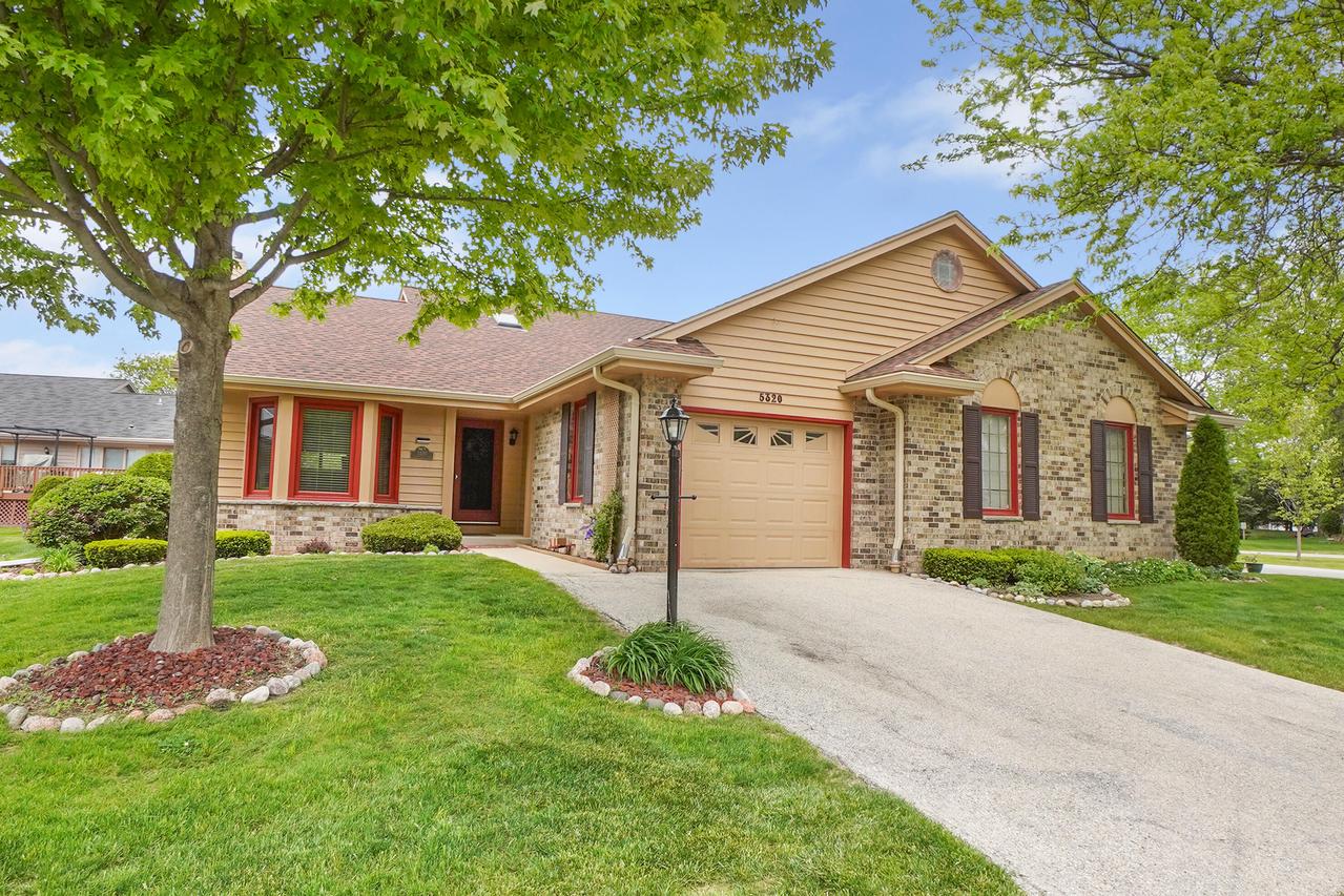 5320 S Cambridge Ln, Greenfield, WI 53221
