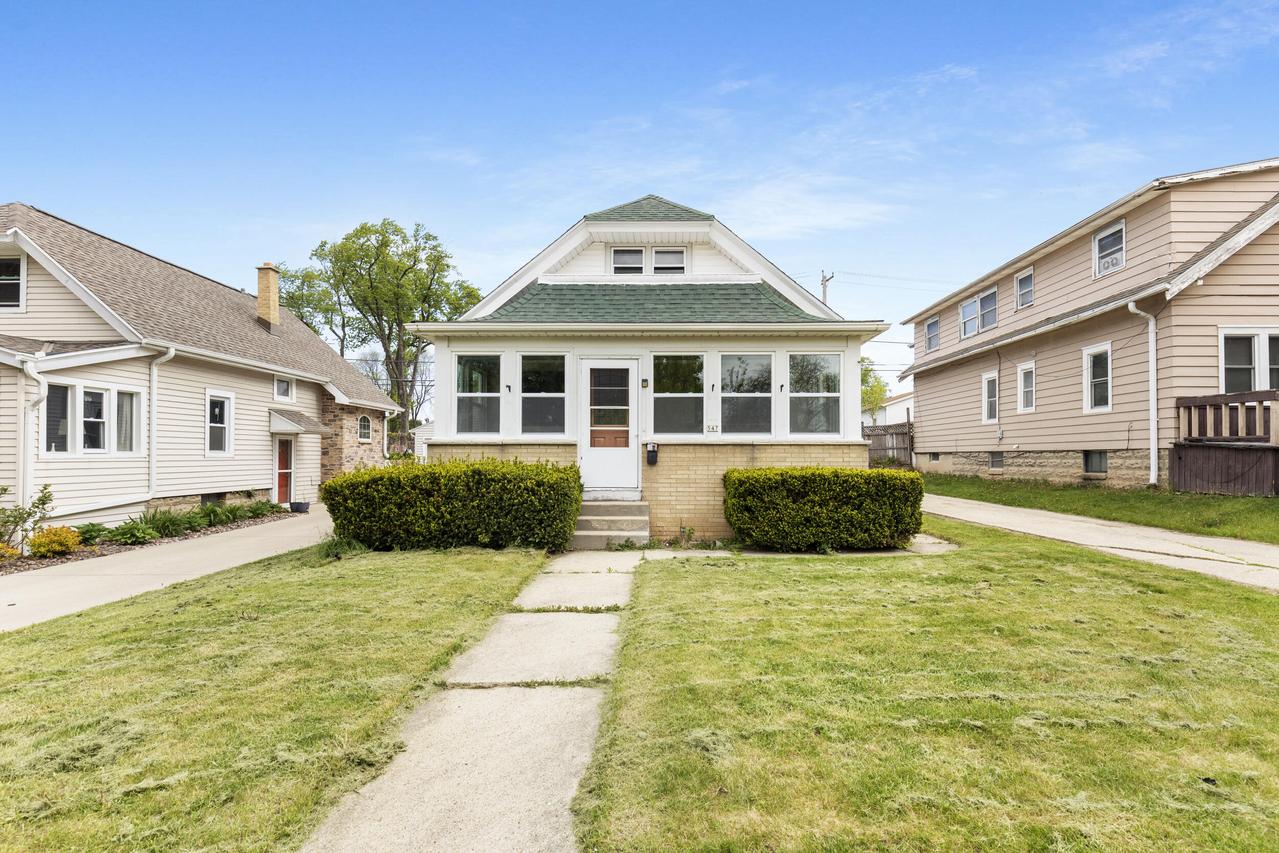 547 S Oak Park, Milwaukee, WI 53214