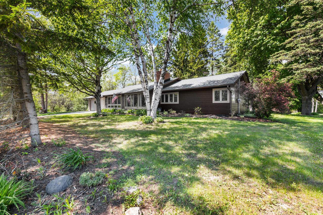 7124 Pioneer Rd, Cedarburg, WI 53012