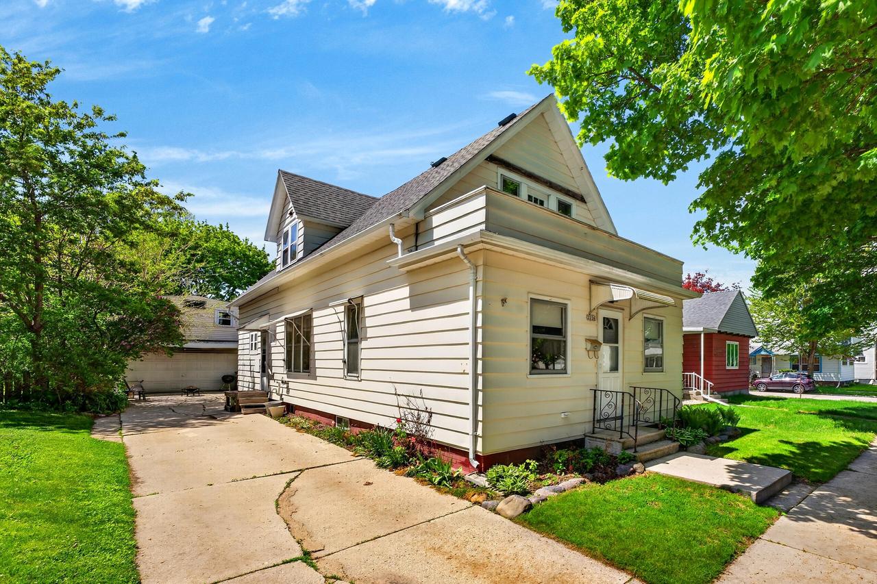 2226 N 11th St, Sheboygan, WI 53083