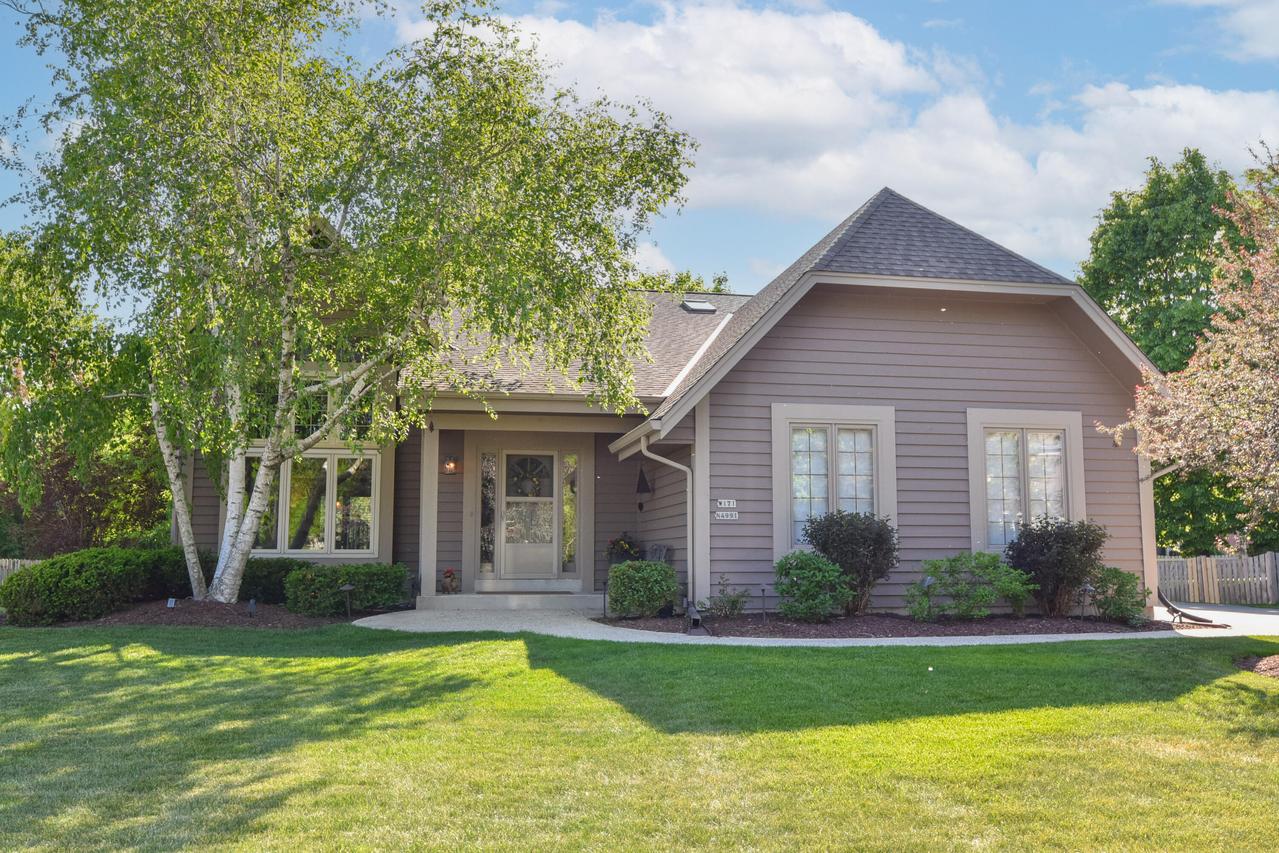W171N4991 Greenview Ave, Menomonee Falls, WI 53051