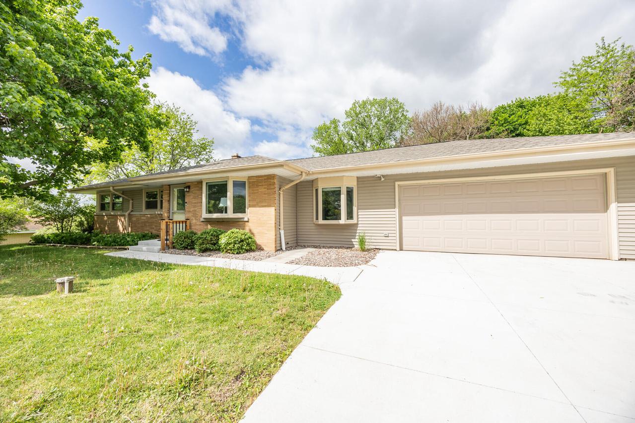 1401 S Westbrooke Pkwy, New Berlin, WI 53146