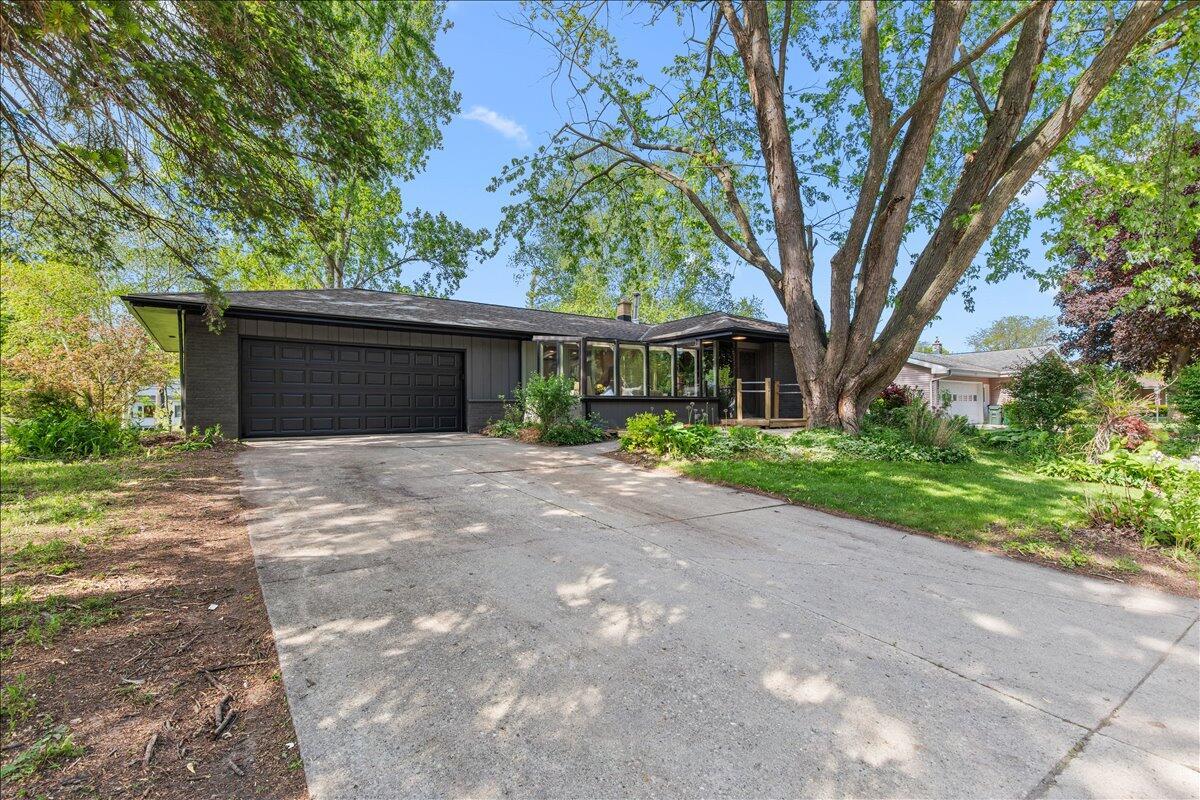 234 Green Valley, West Bend, WI 53095