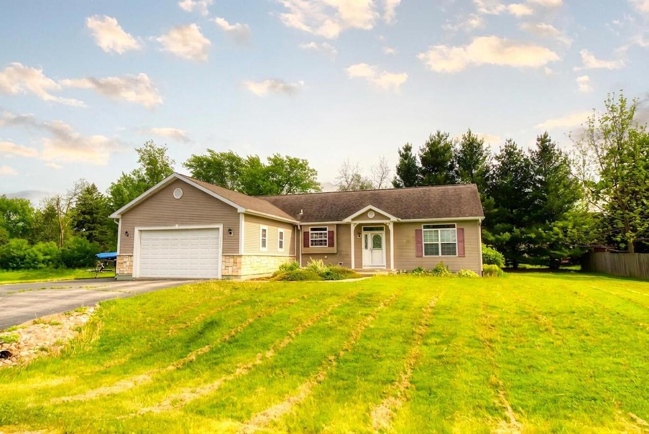 N1525 N Overlook Cir, Bloomfield, WI 53128
