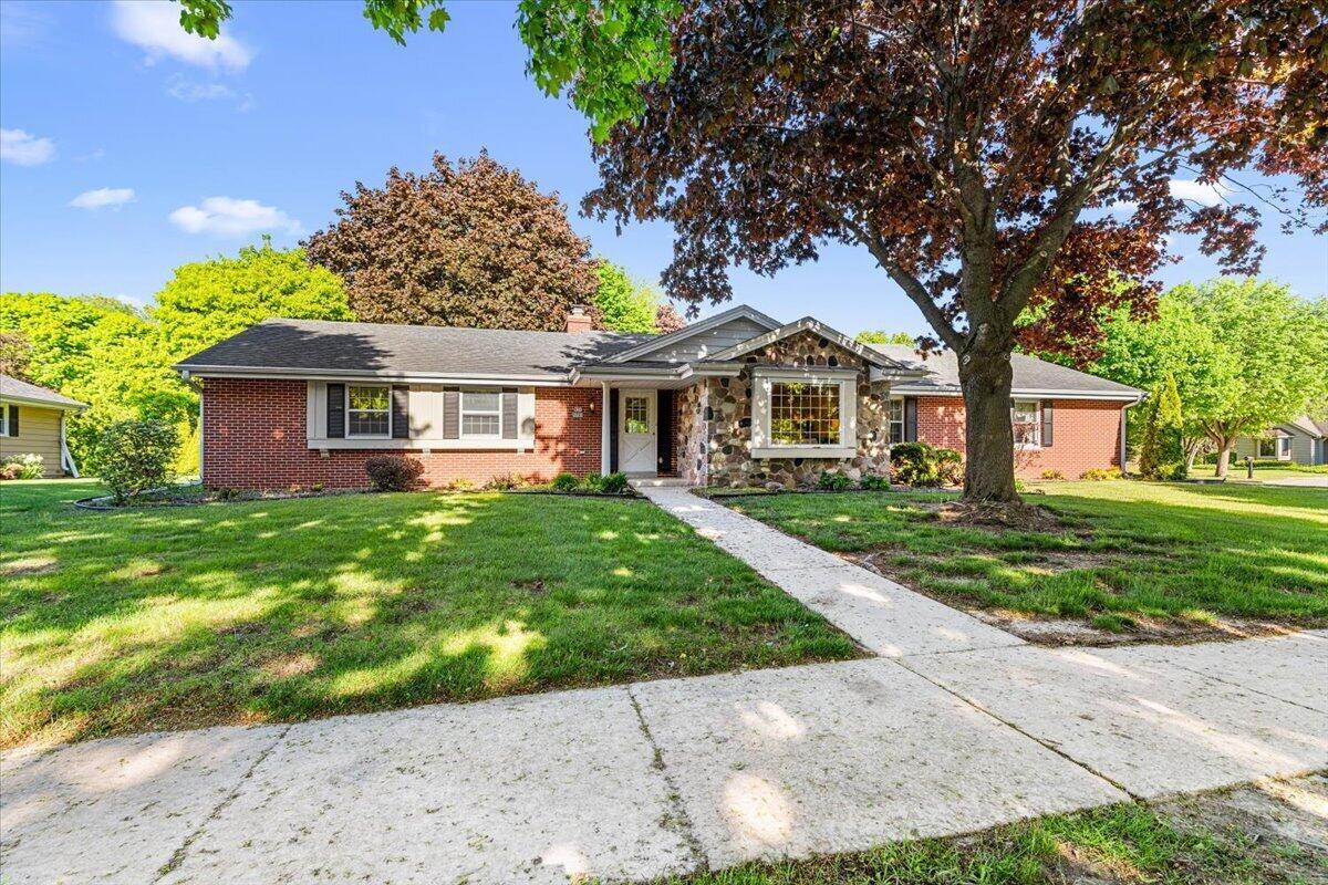 W71N980 Harrison Ave, Cedarburg, WI 53012