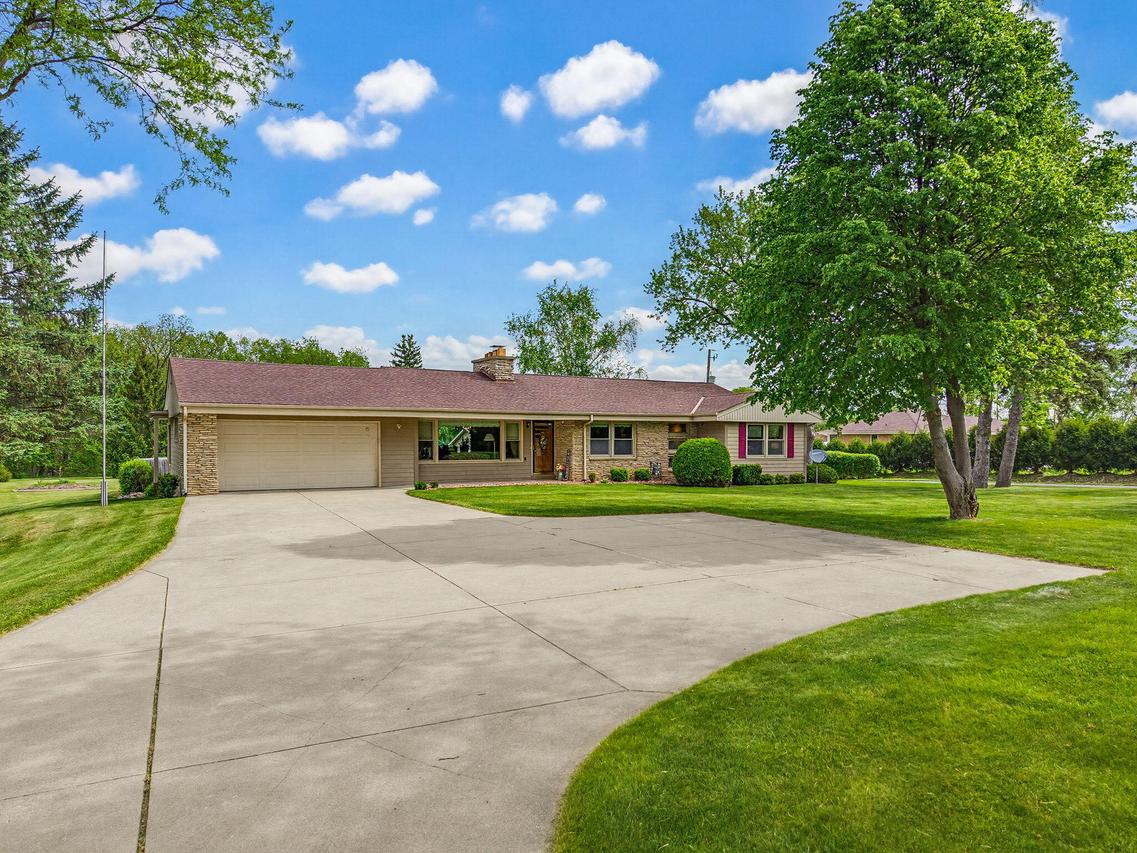 17000 W Observatory Rd, New Berlin, WI 53151