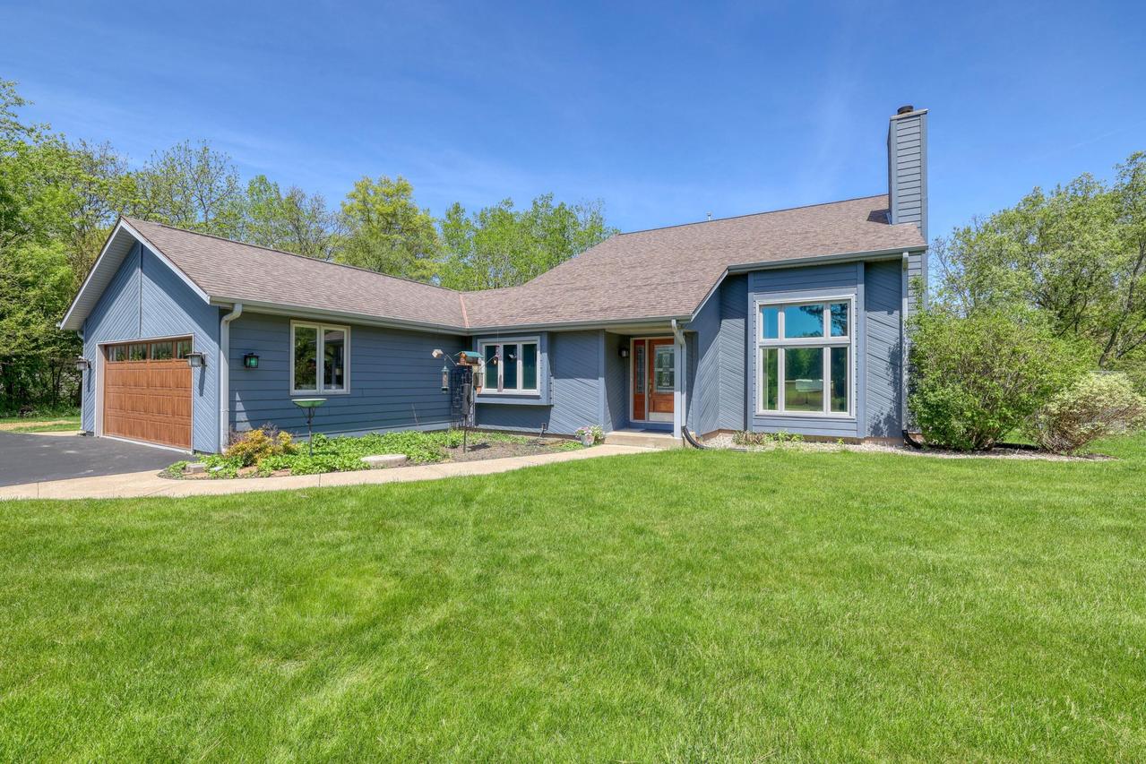 N2W31920 Twin Oaks Dr, Delafield, WI 53018