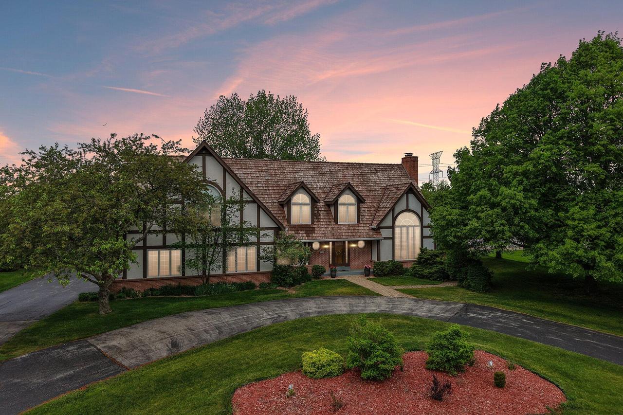 2385 Buckingham Pl, Brookfield, WI 53045