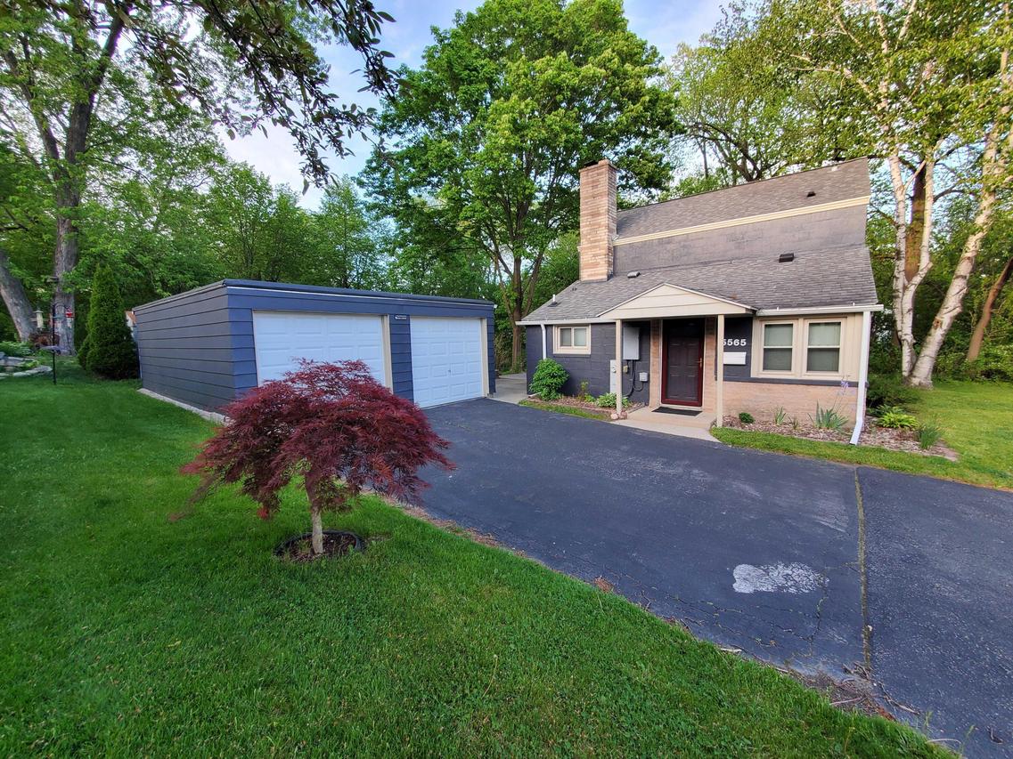 5565 Angle Ln, Greendale, WI 53129