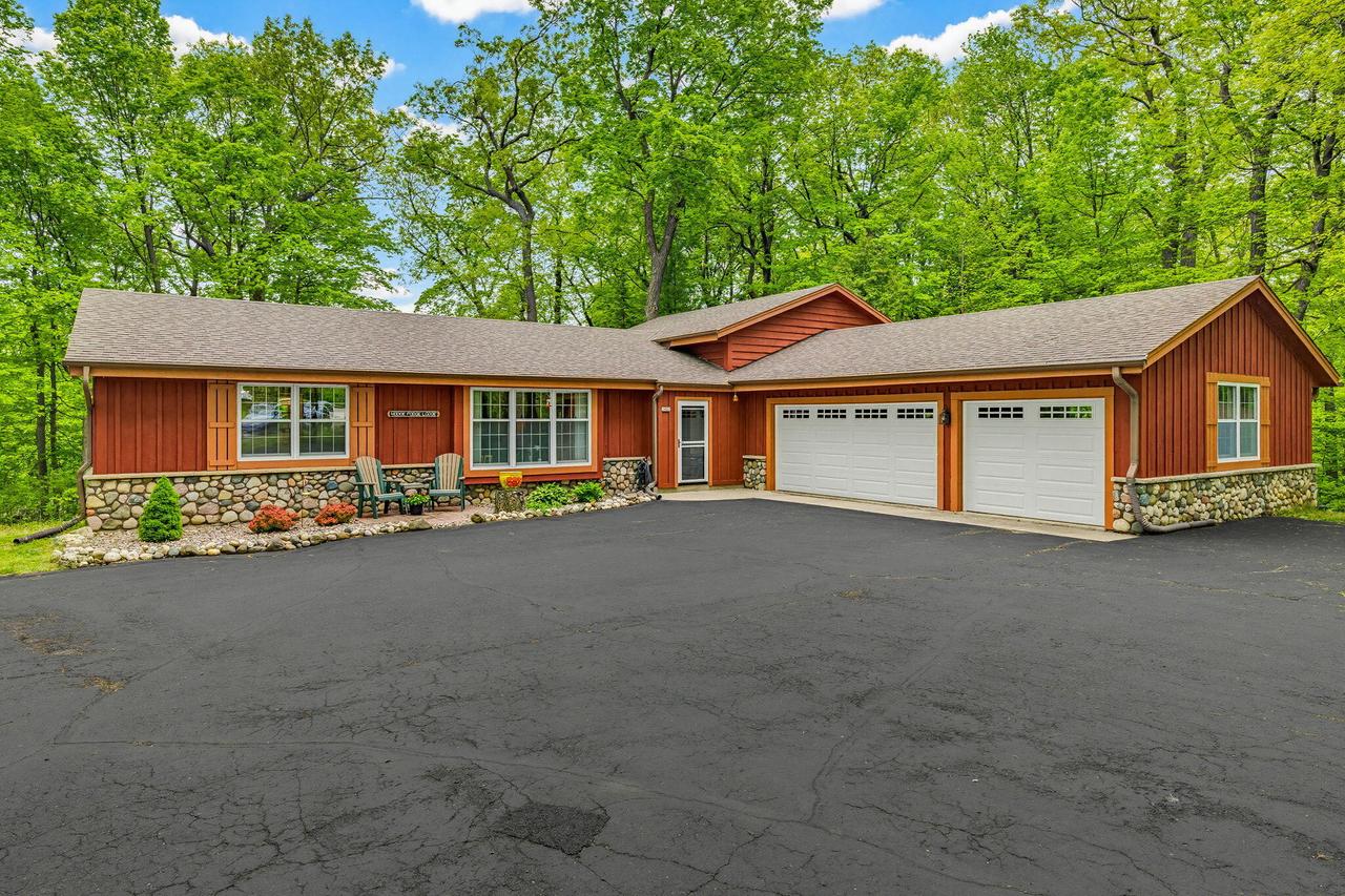 1820 Candlewood Ln, Richfield, WI 53076