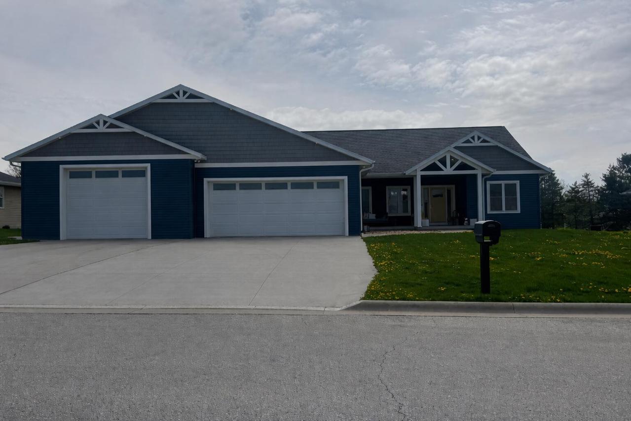 523 Wren Ln, Howards Grove, WI 53083