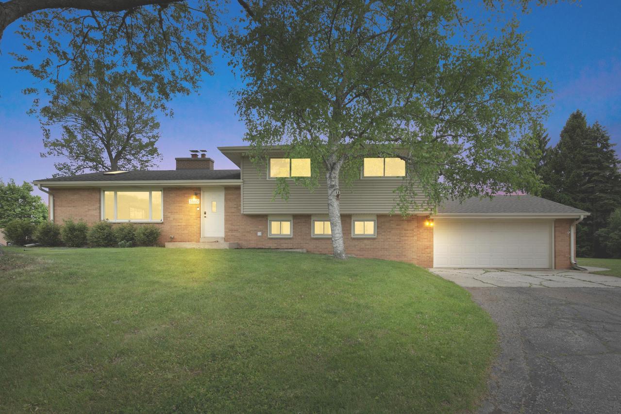 3860 Dale Dr, Brookfield, WI 53005