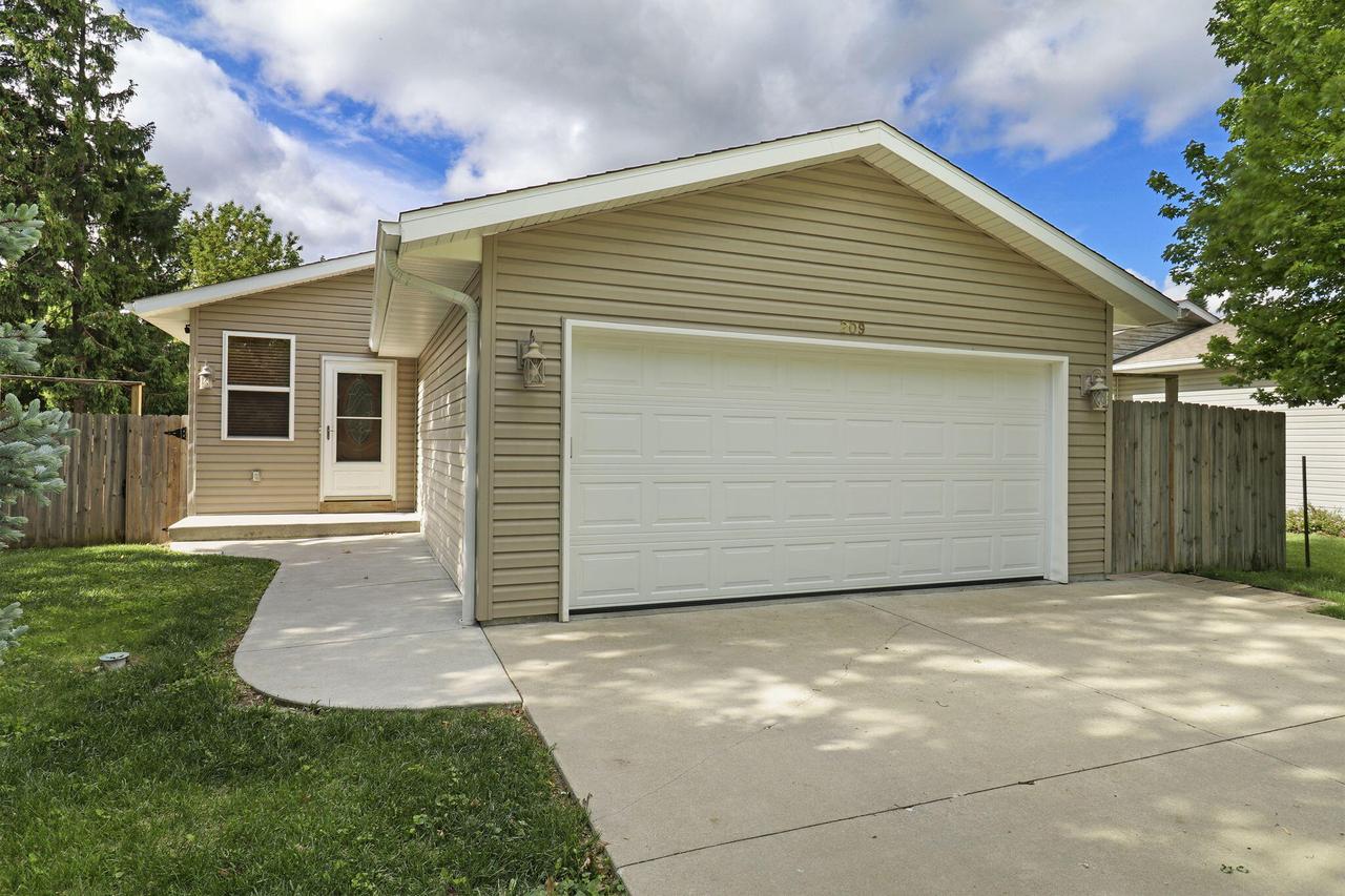 209 E Chestnut St, Salem Lakes, WI 53170