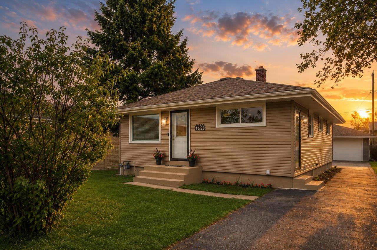 4550 S 47th St, Greenfield, WI 53220
