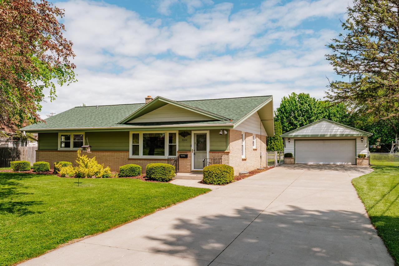 3222 Yorktown St, Caledonia, WI 53404
