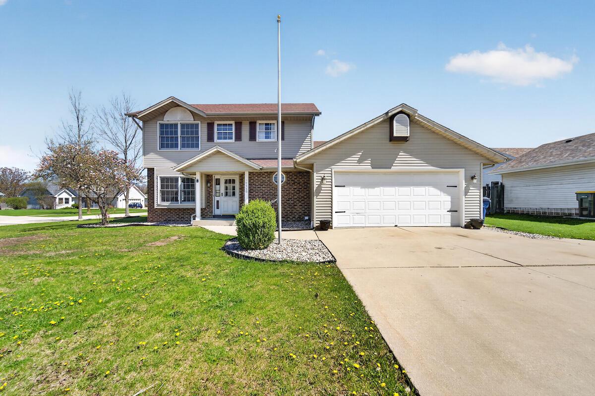 10550 S Peggy Dr, Oak Creek, WI 53154