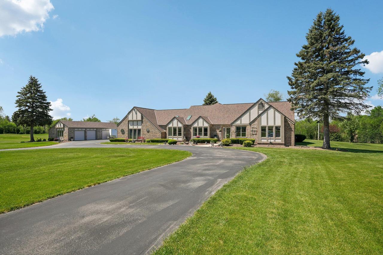 7604 Treeview Dr, Caledonia, WI 53108