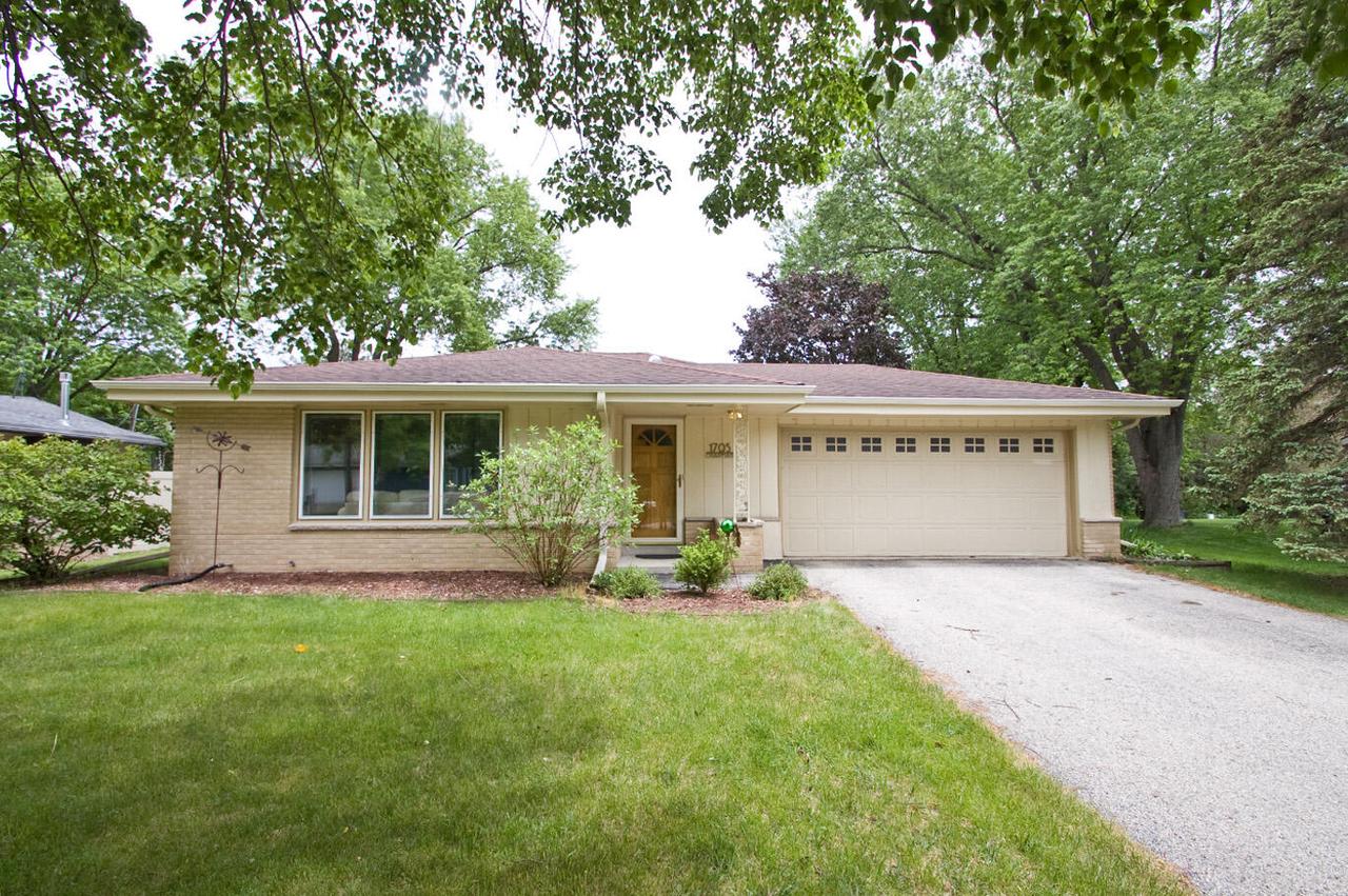 1705 Chapman Dr, Waukesha, WI 53189