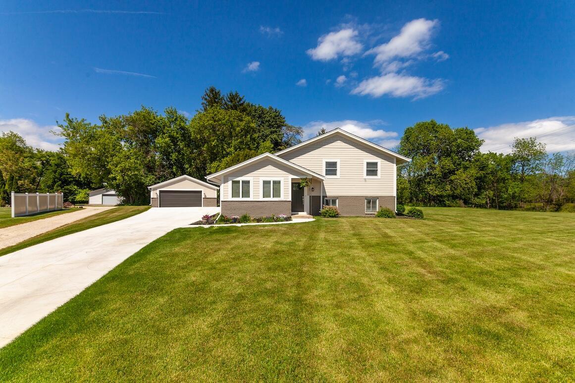 N20W28282 Oakton Rd, Delafield, WI 53072