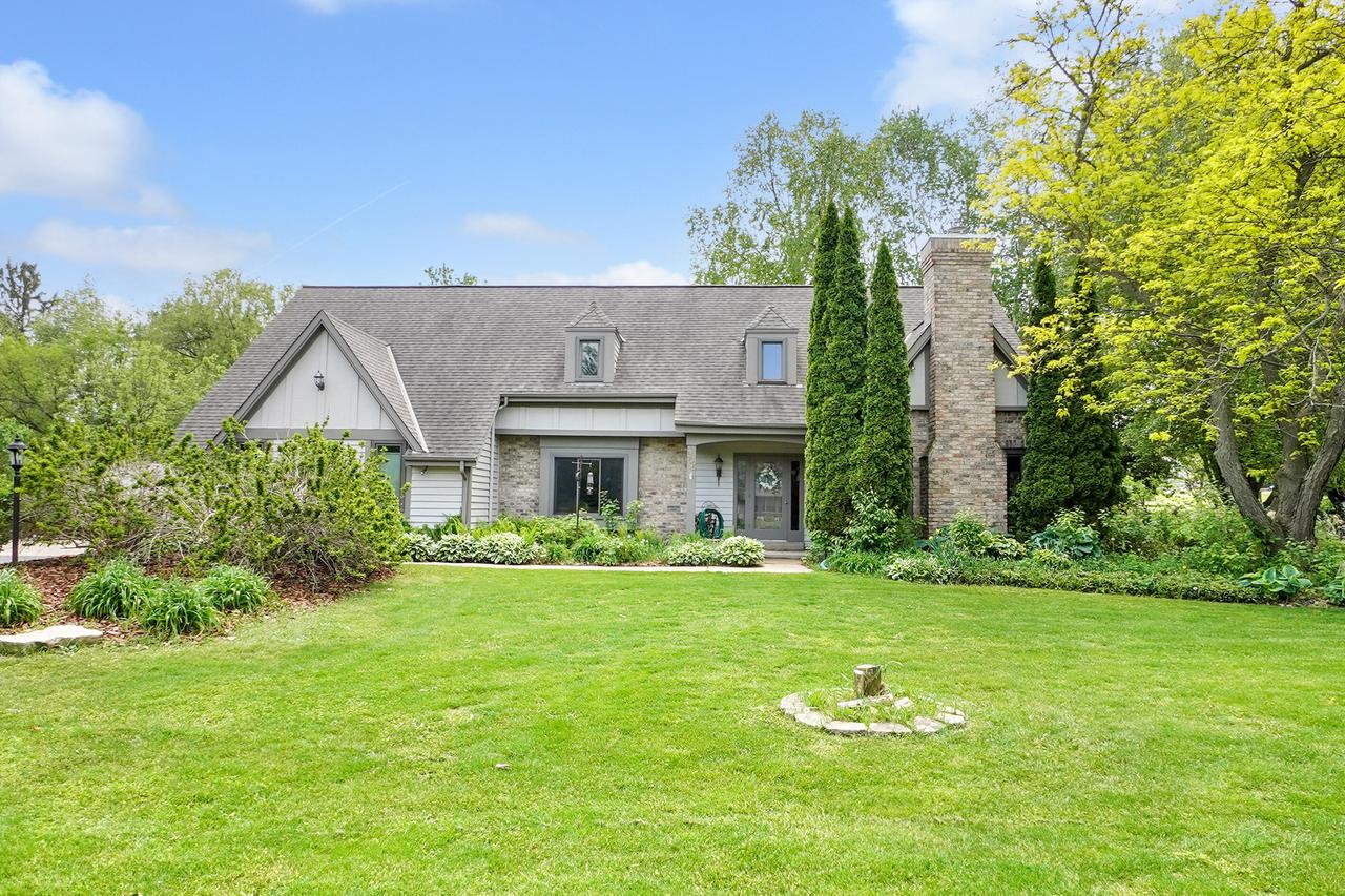 906 Scenic Heights, Delafield, WI 53018
