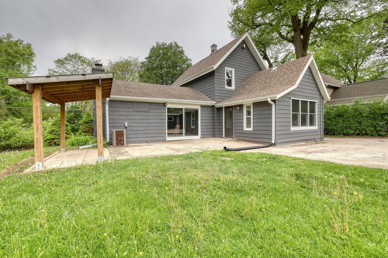 507 NW Barstow St, Waukesha, WI 53188