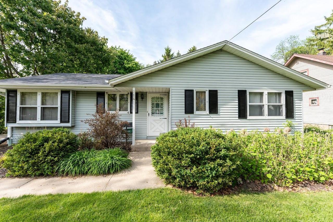 714 E Capitol Dr, Hartland, WI 53029