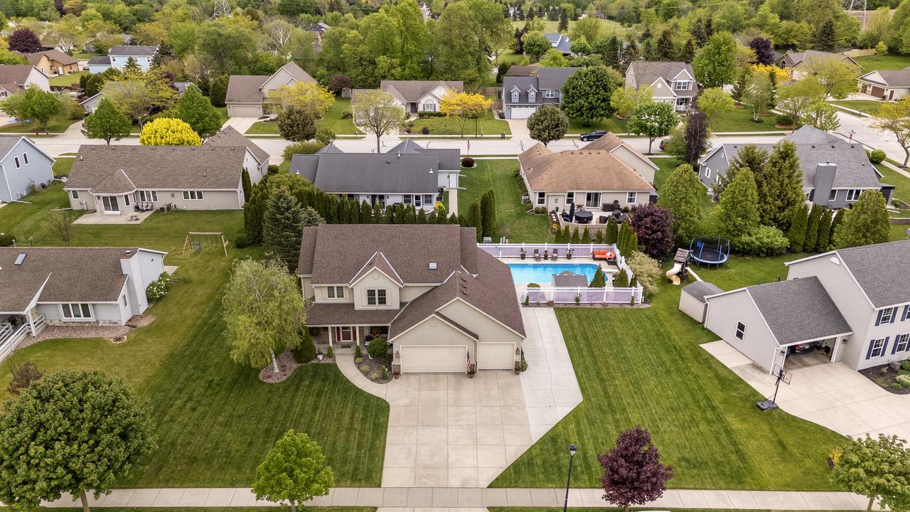 348 S Maple Ln, Saukville, WI 53080