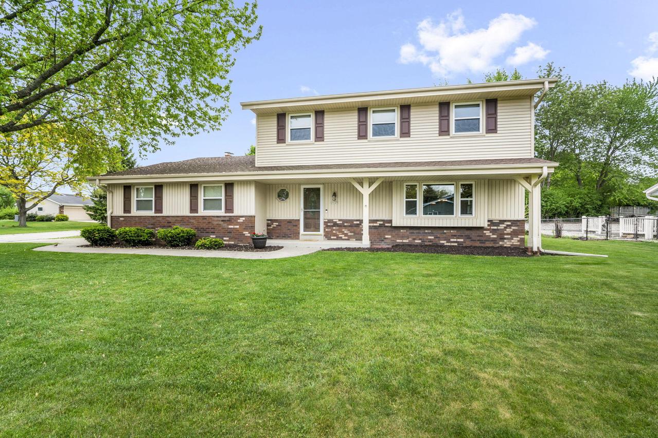 15025 W Vera Cruz Dr, New Berlin, WI 53151