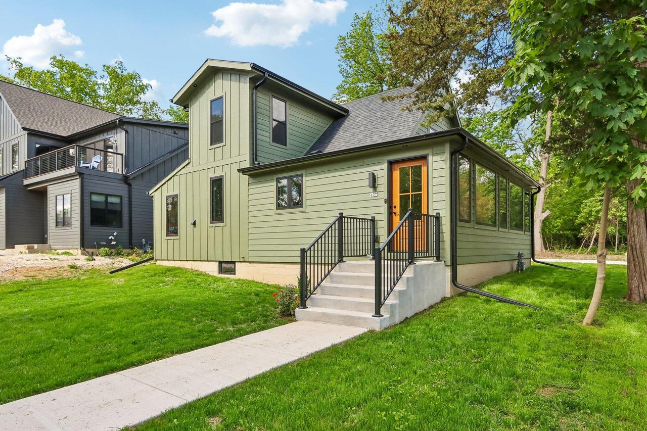 637 1st St, Delafield, WI 53018