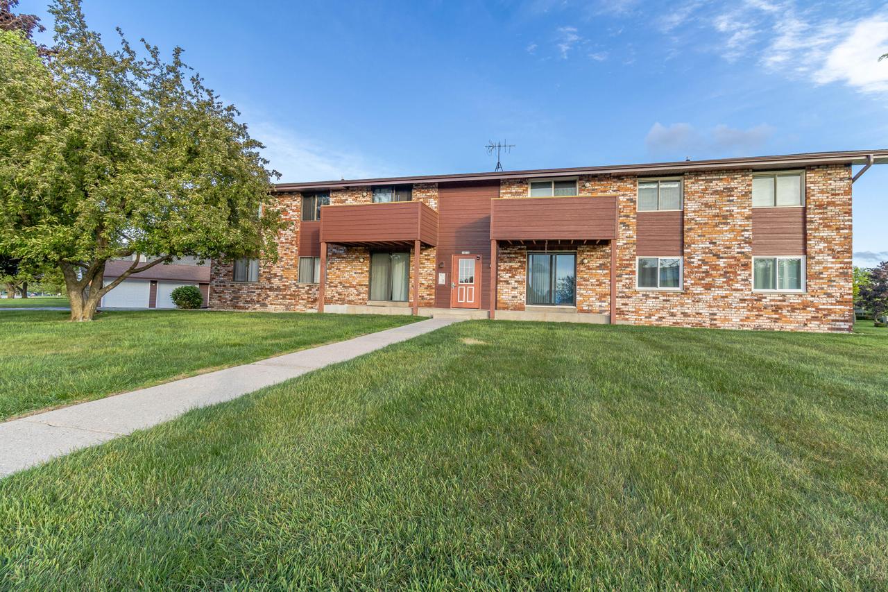 10345 W Whitnall Edge Dr #101, Franklin, WI 53132