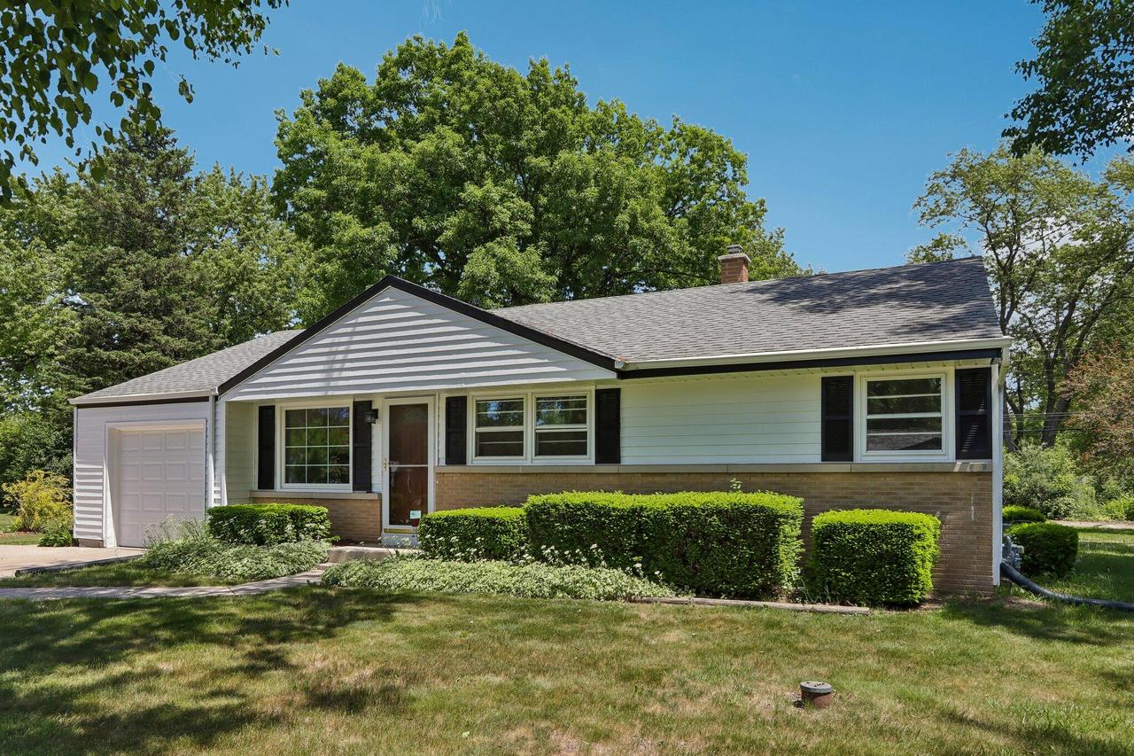 5700 S 41st St, Greenfield, WI 53221