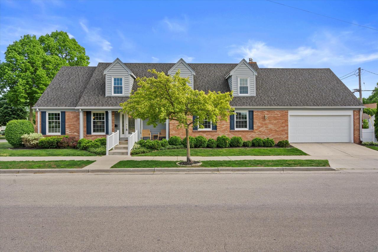8905 W Meinecke Ave, Wauwatosa, WI 53226