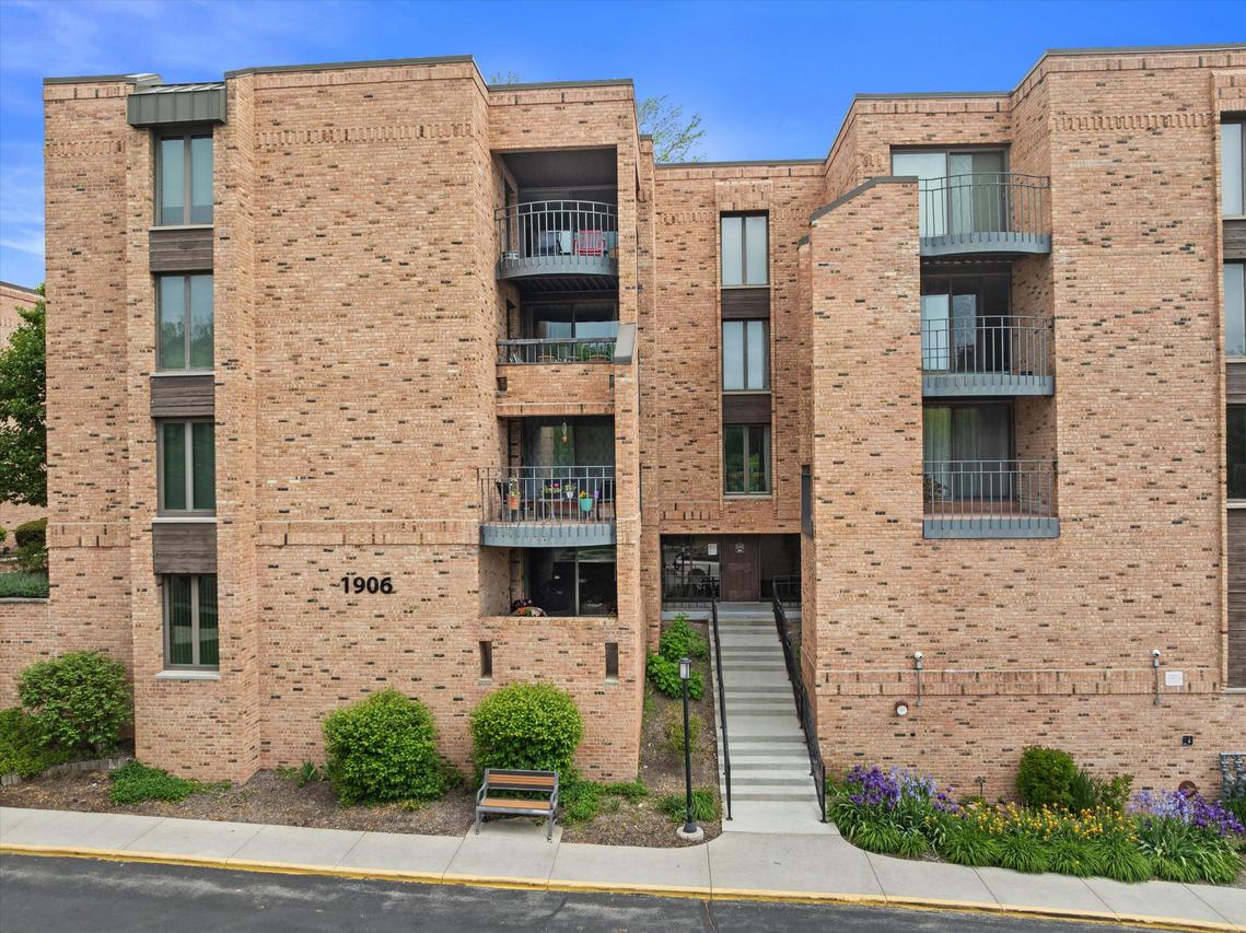 1906 E Shorewood Blvd #259, Shorewood, WI 53211