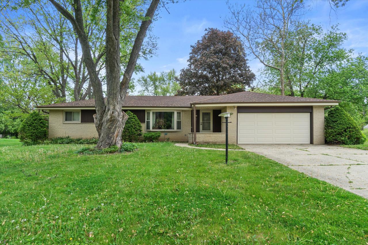 3210 S Ventura Dr, New Berlin, WI 53151