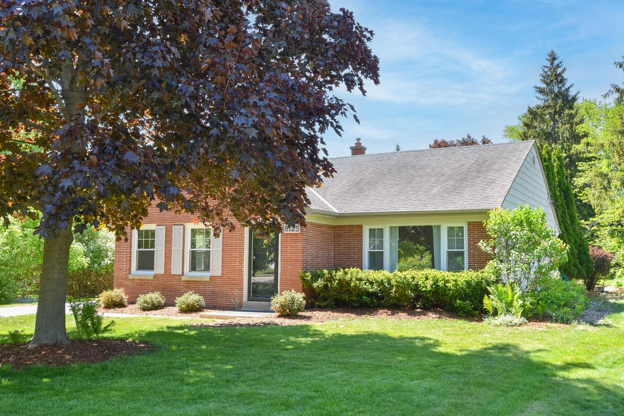 8125 N Santa Monica Blvd, Fox Point, WI 53217