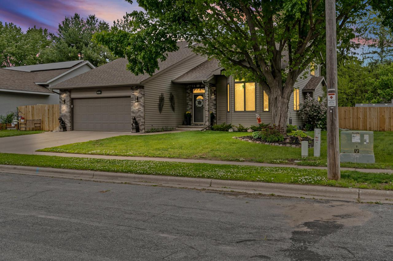 2019 Sandalwood Dr, Onalaska, WI 54650