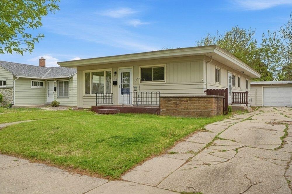 3220 S 72nd St, Milwaukee, WI 53219