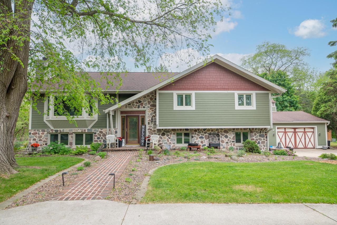 N29W29951 Shel-mar Dr, Delafield, WI 53072