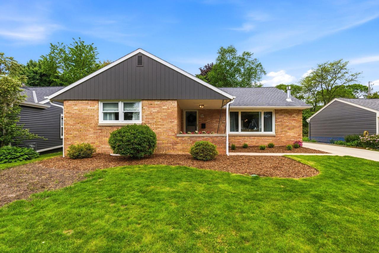 W62N321 Hanover Ave, Cedarburg, WI 53012