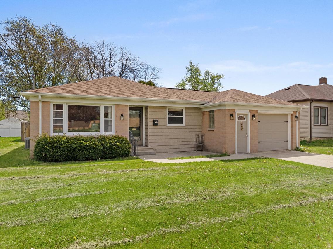 611 S 32nd St, Manitowoc, WI 54220