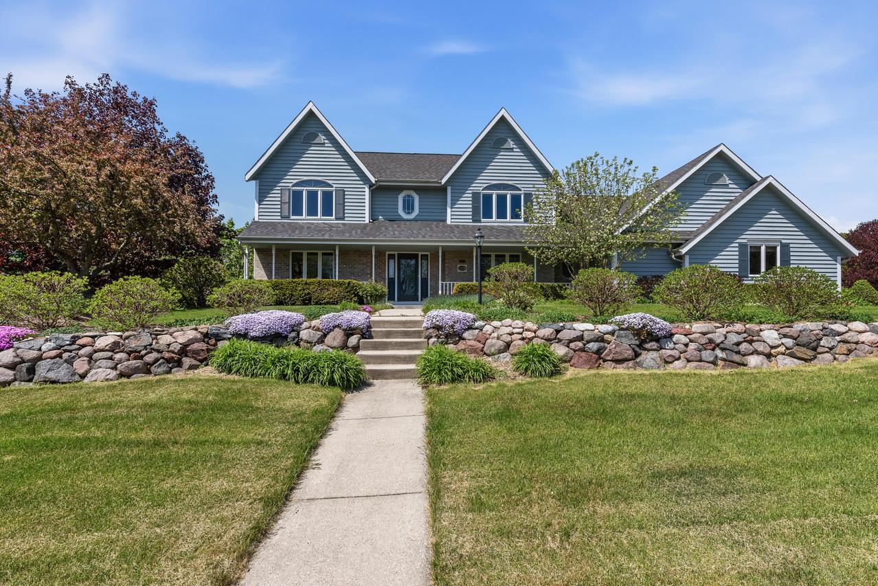 1128 S Silverbrook Dr, West Bend, WI 53095