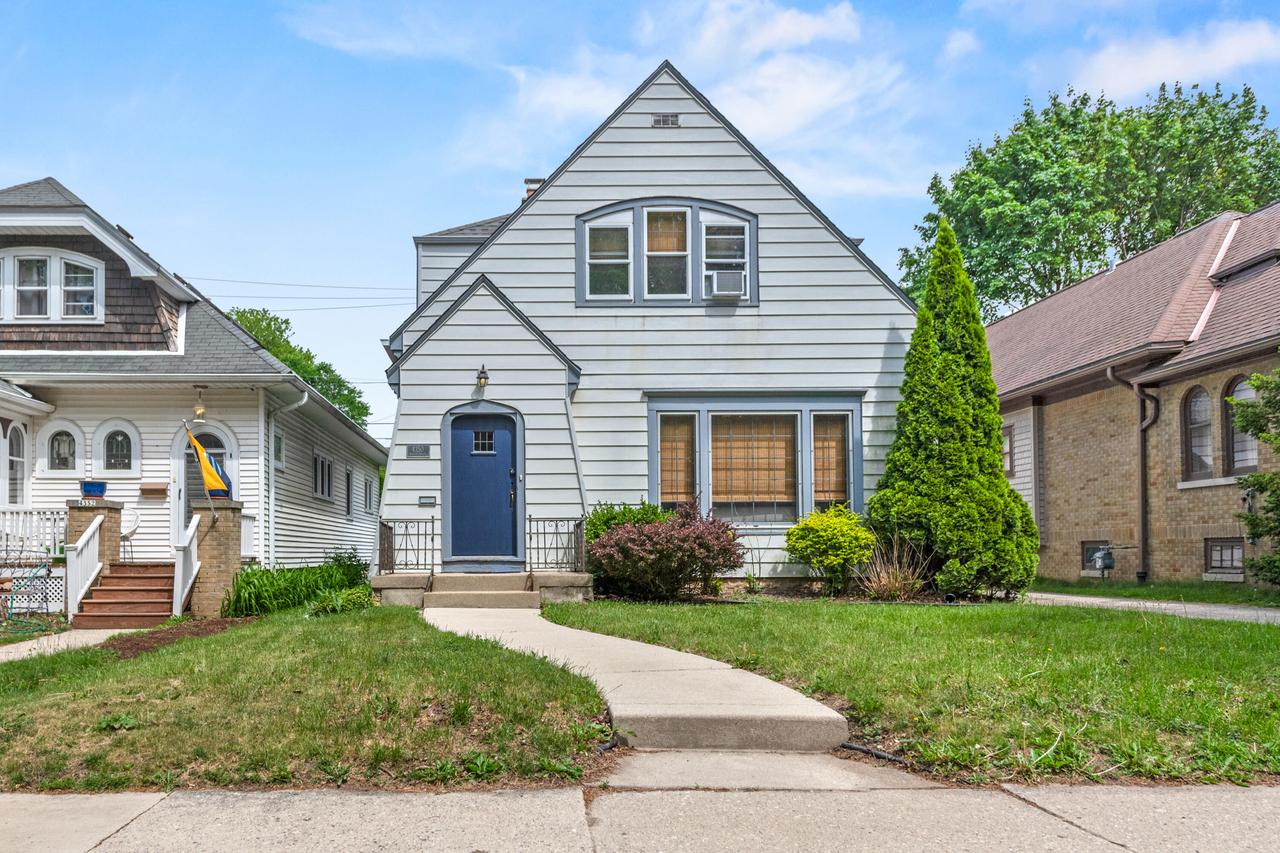 4350 N Woodburn St, Shorewood, WI 53211